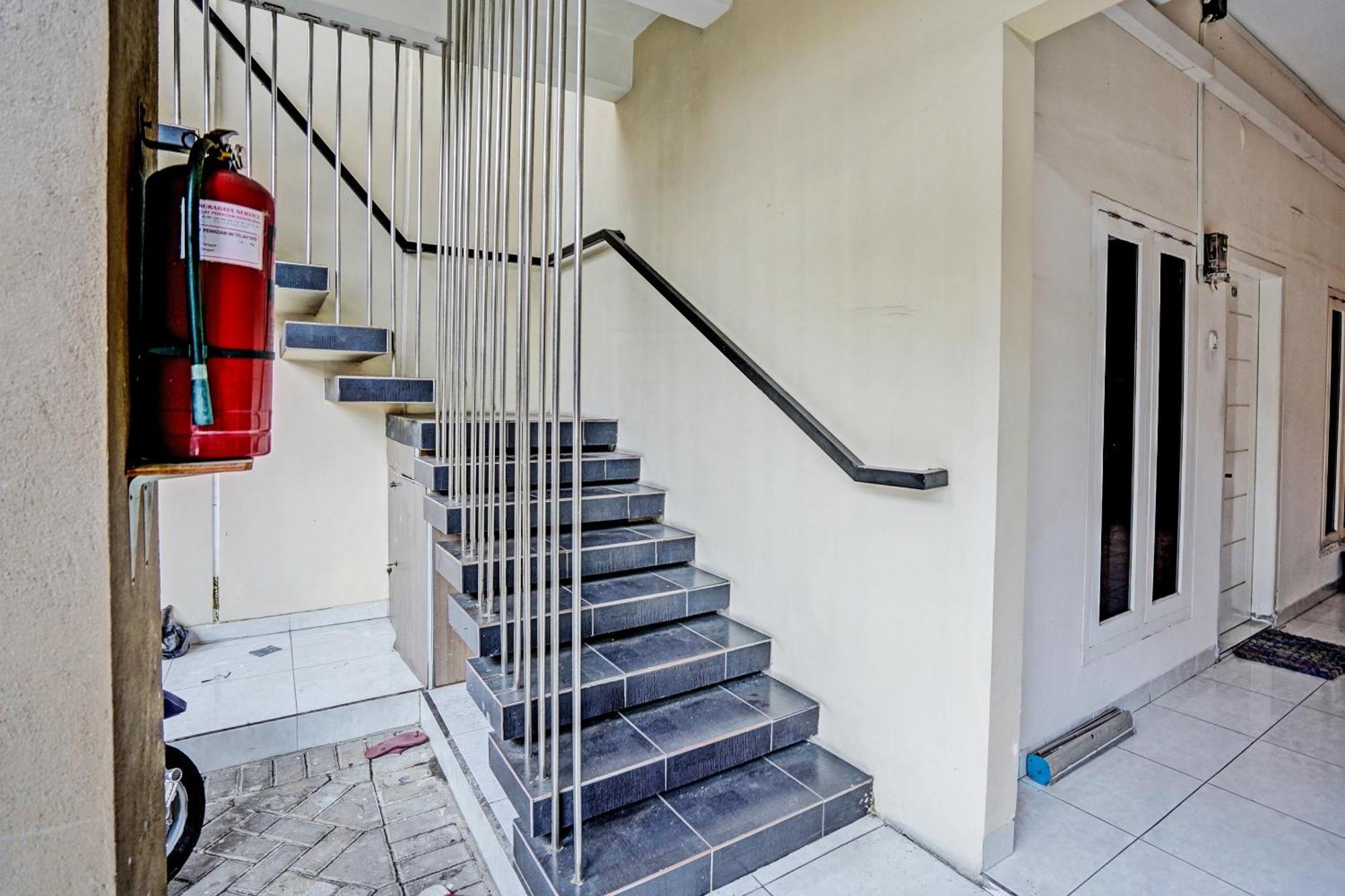 Oyo Life 92190 Arya Guest House Тулунгагун Екстериор снимка