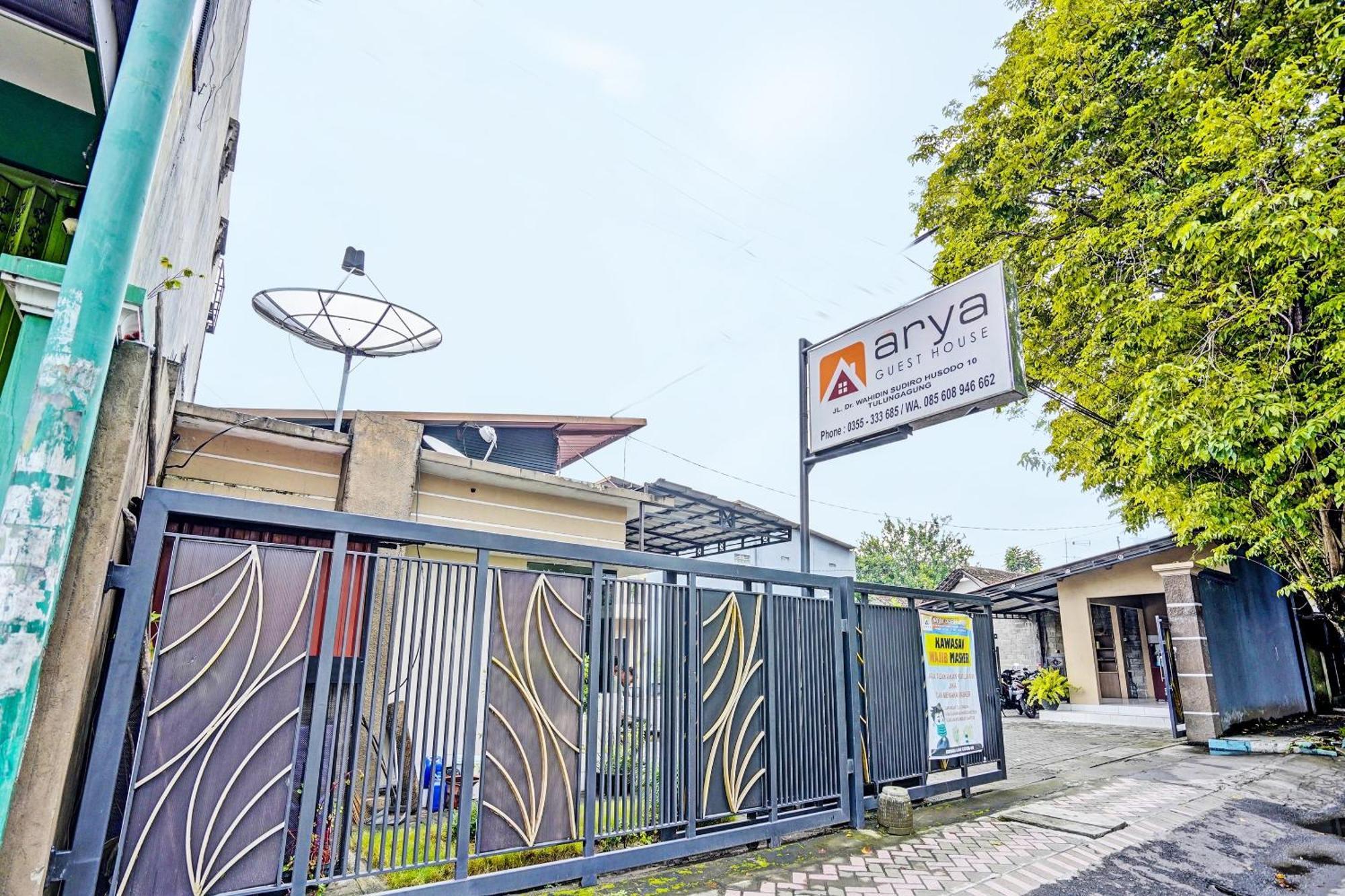 Oyo Life 92190 Arya Guest House Тулунгагун Екстериор снимка