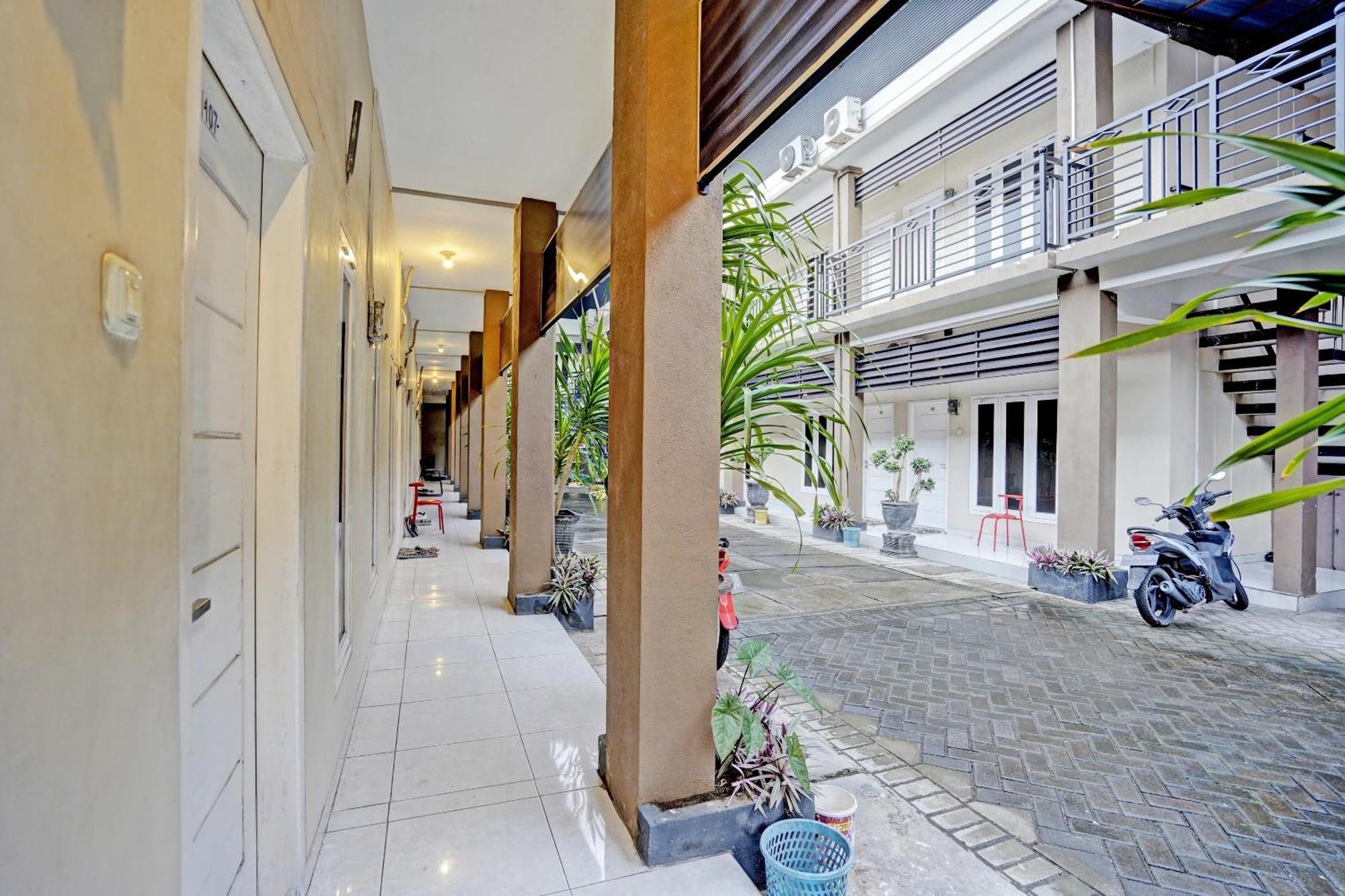 Oyo Life 92190 Arya Guest House Тулунгагун Екстериор снимка