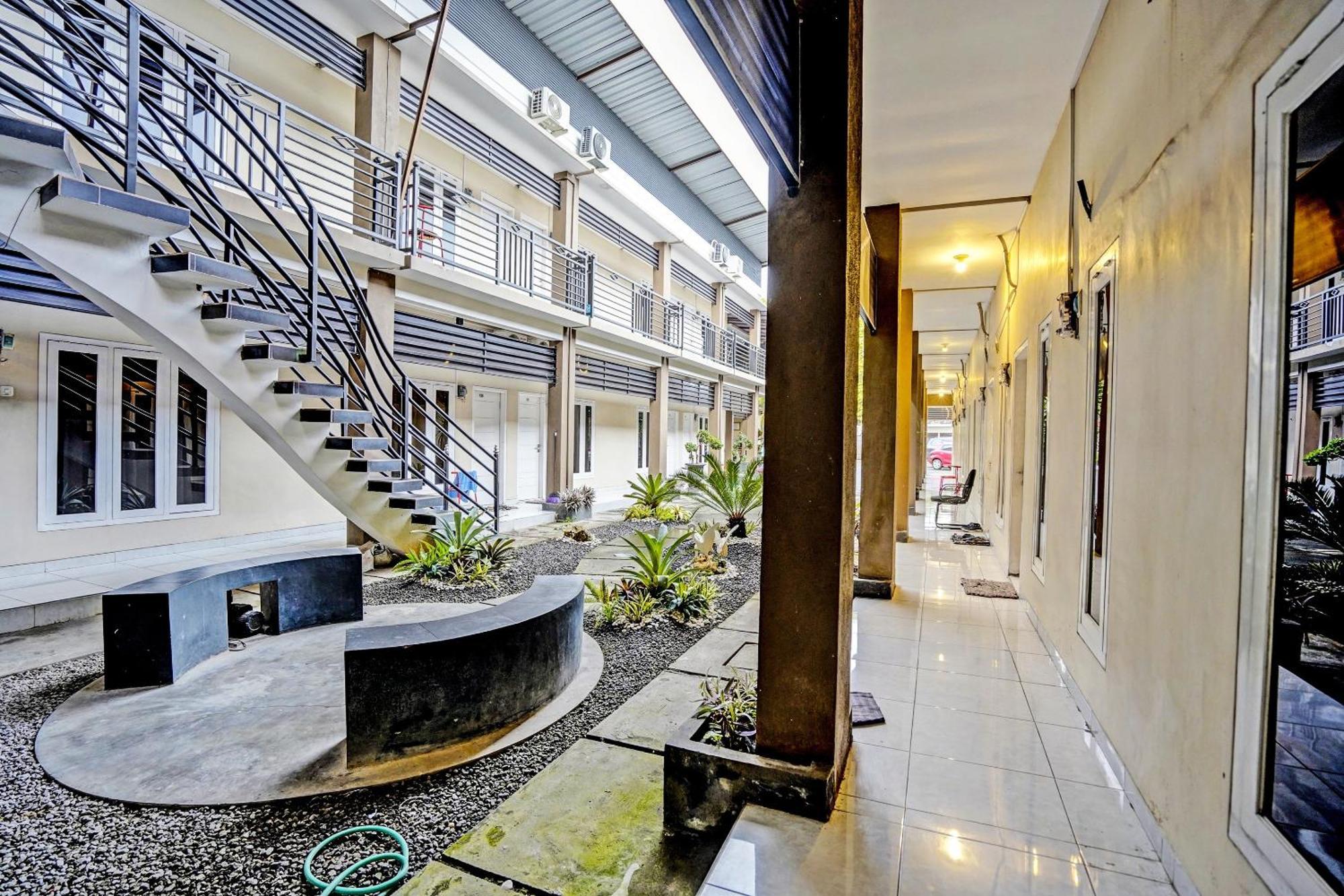 Oyo Life 92190 Arya Guest House Тулунгагун Екстериор снимка